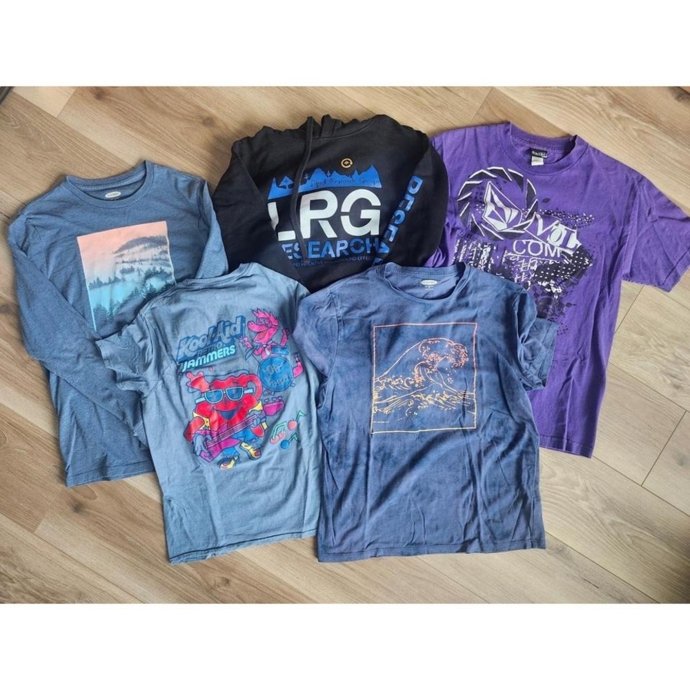 Mens Small - Medium Tee Shirt and Sweatshirt Bundle